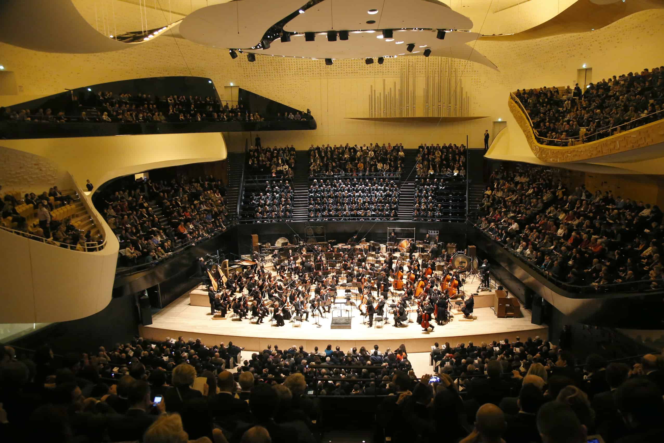 Концертные залы парижа. Концертный зал Плейель в Париже. Зал филармонии Париж. Philharmonie de Paris залы.