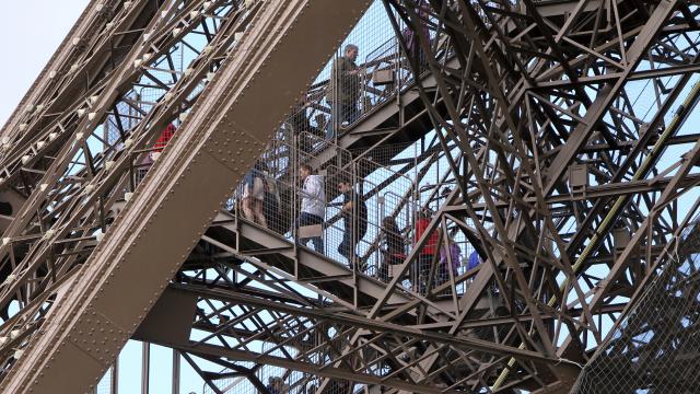 5 tips every tourist should know before visiting the Eiffel Tower - DW Blog