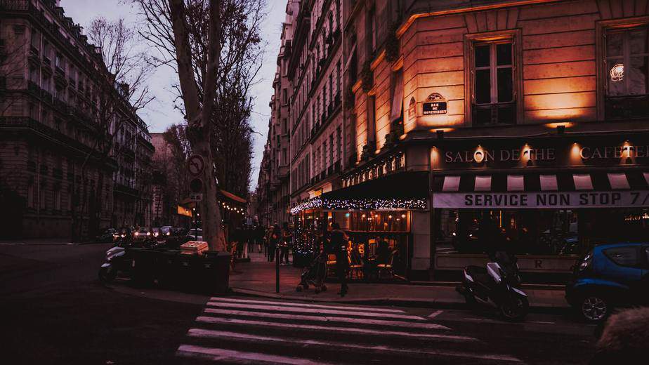 travel town date in paris