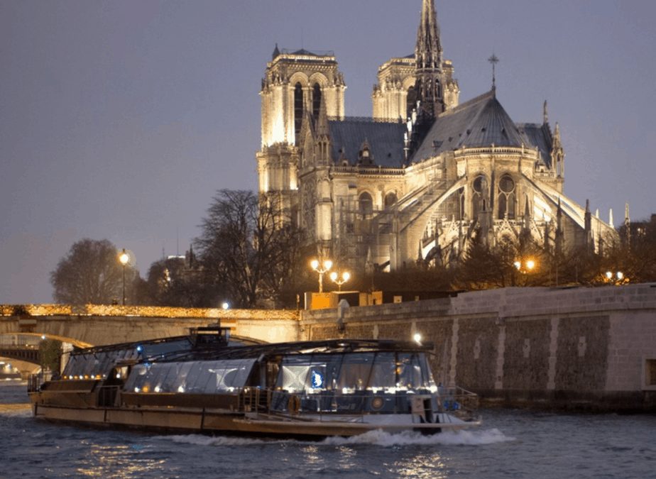 Le seine. Bateaux parisiens River Cruise Paris.