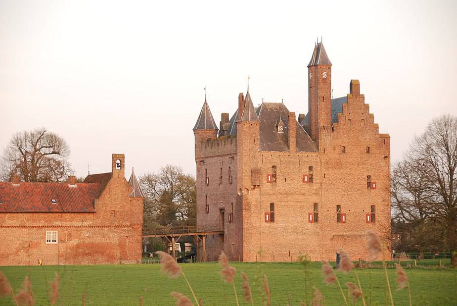 Doornenburg_Castle_along_the_Rhineriver_in_evening_sunshine by Henk Monster. Wikimedia Commons 