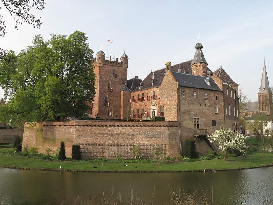 Huis Bergh Castle By Michielverbeek - Wikimedia Commons