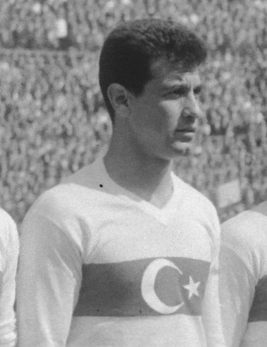 Photo of Metin Oktay in Turkish national team jersey