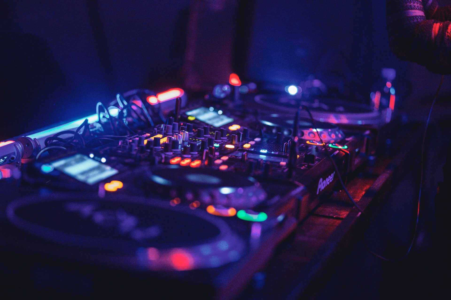 DJ decks -