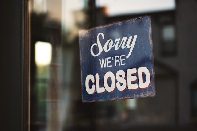 Sign showing a shop is closed 