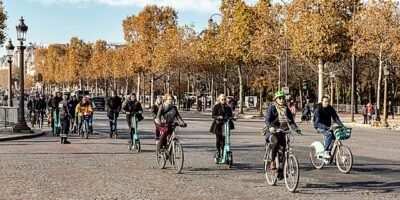 A picture of Cyclists on the Avenue des Champs-Élysées