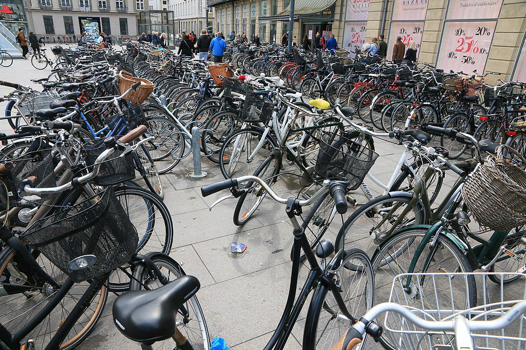 tourist in copenhagen bikes