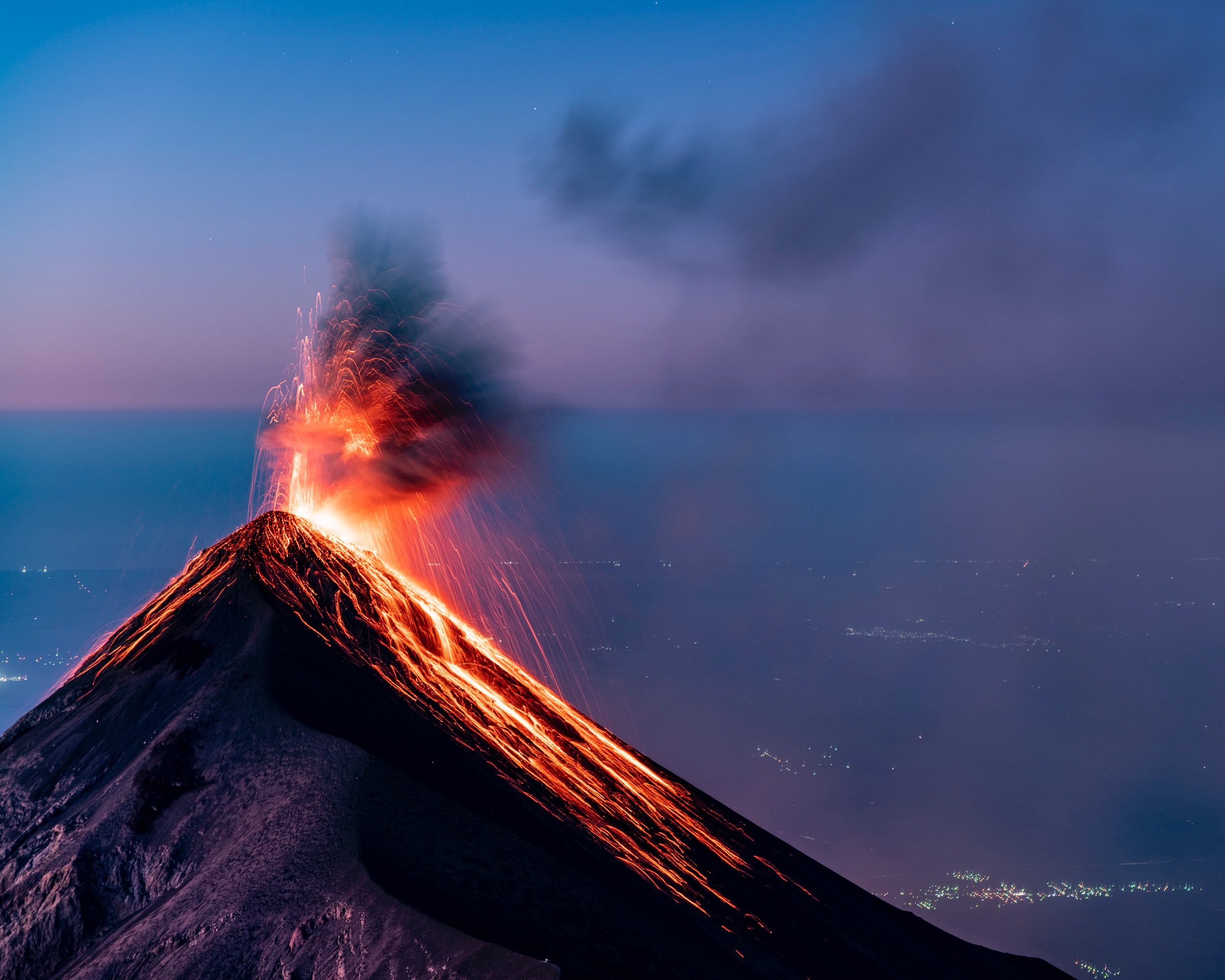 3 любых вулкана. Мауна-Лоа вулкан. Извержение вулкана Кумбре-Вьеха. Вулкан Мауна-Лоа на Гавайях. Извержение вулкана на Гавайях.