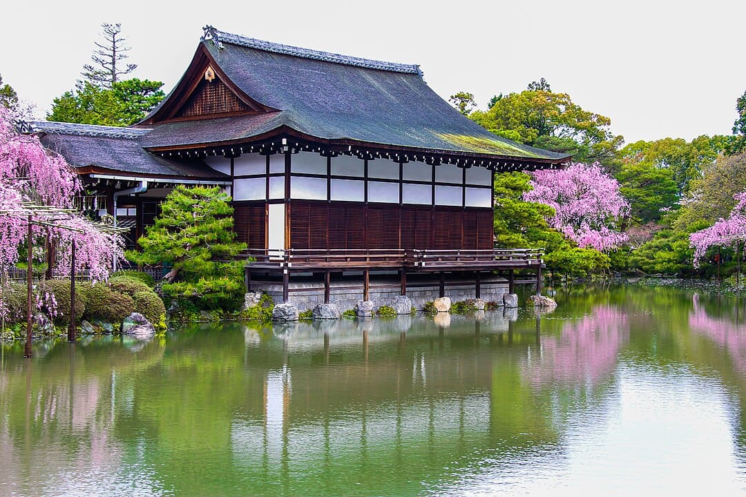 https://www.discoverwalks.com/blog/wp-content/uploads/2023/09/1080px-japanese_traditional_house_35917220905.jpg