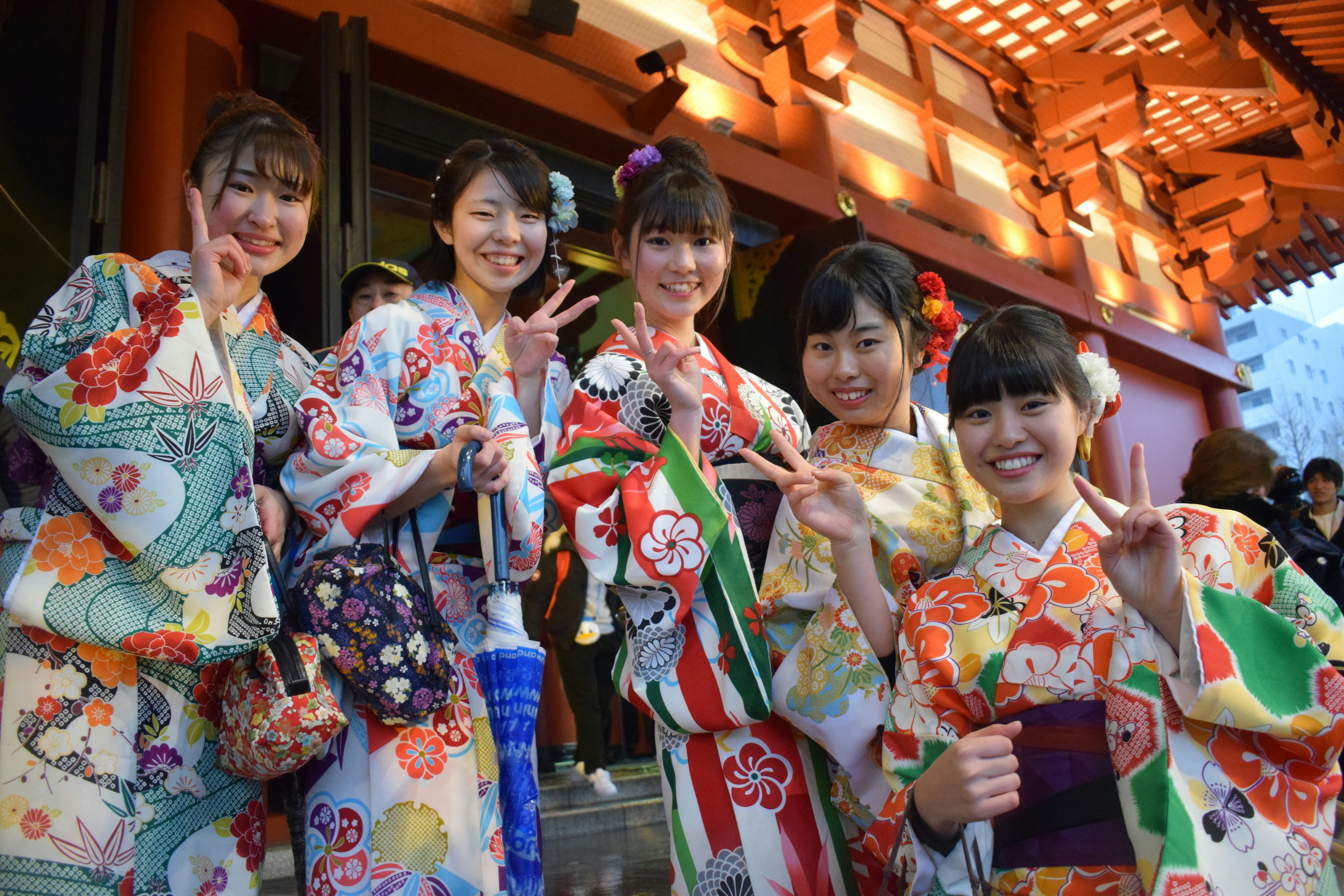 Сидони в японии. Фестиваль Касуга Мацури. Японки Токио юката. Национальная одежда кимоно в Токио. Япония люди в кимоно.