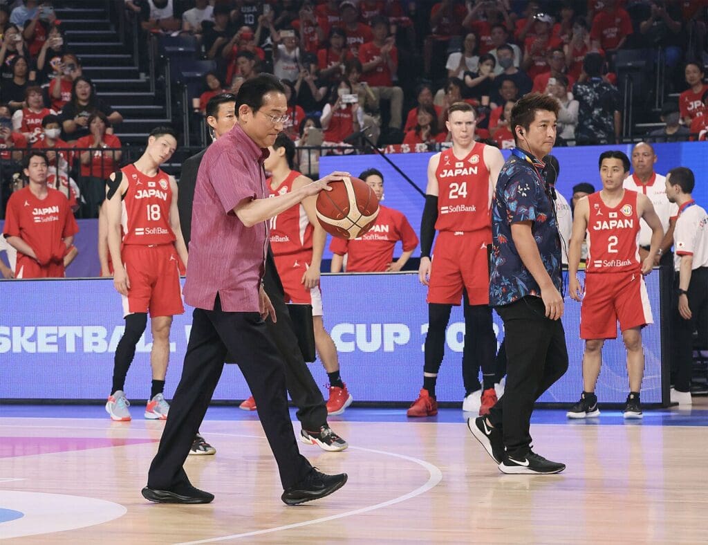 On August 25, 2020, Prime Minister Kishida watched the FIBA ​​(International Basketball Federation) Men's Basketball World Cup (Japan vs. Germany) in Okinawa Prefecture.