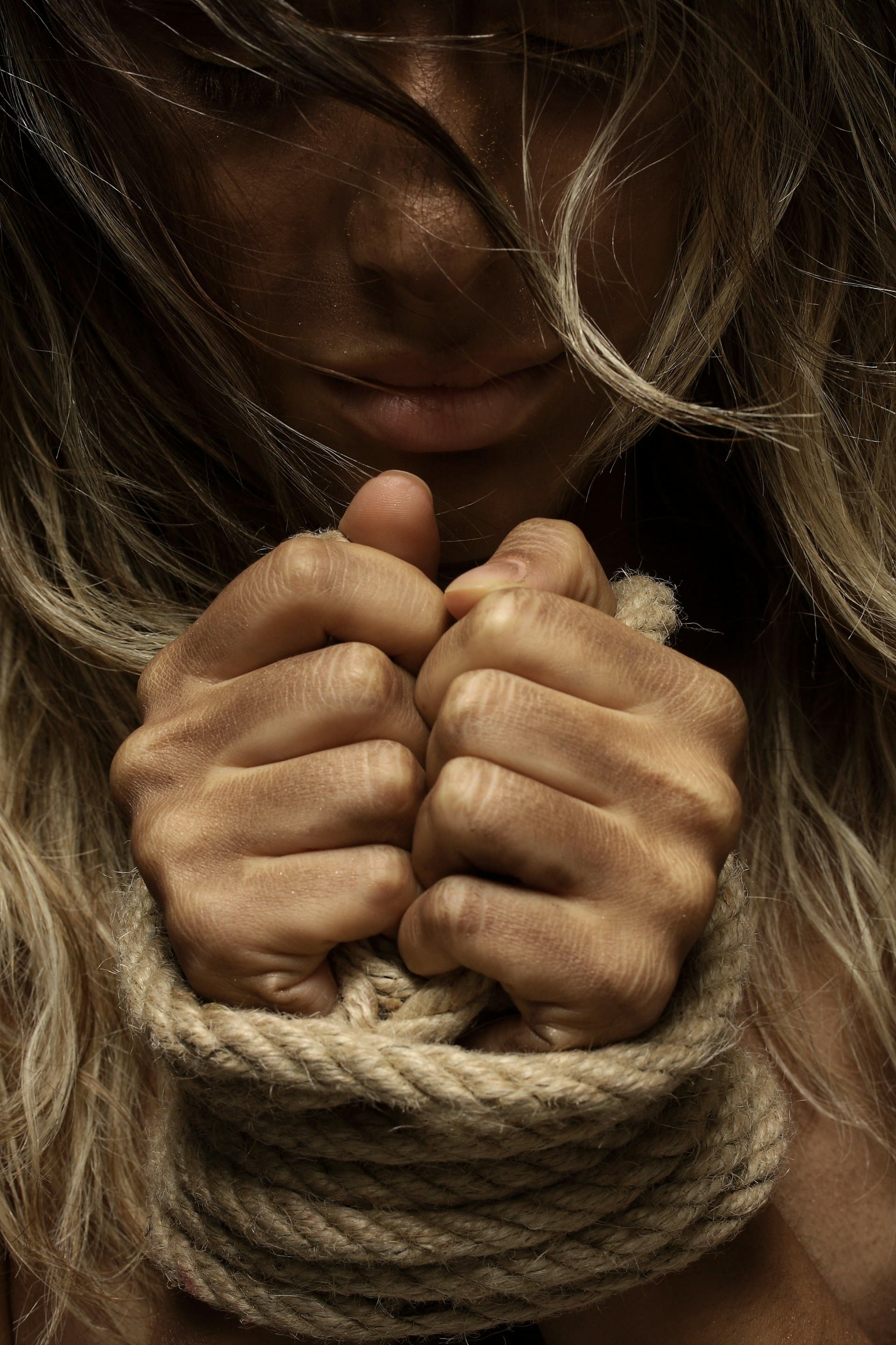 Торговля людьми и похищения. Торговля людьми. Похищение и торговля людьми. Всемирный день борьбы с торговлей людьми. Связанная женщина торговля людьми.