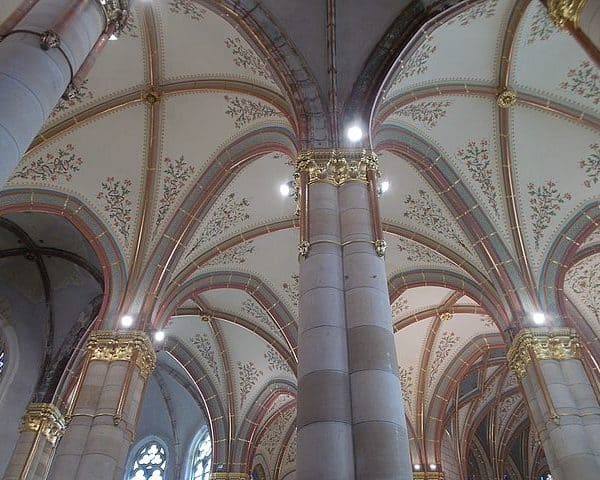 Arches and columns, Saint_Elisabeth_Church, Budapest