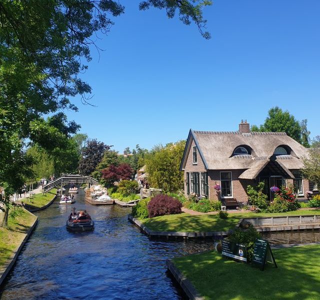 Giethoorn Day Trip by Bus and Electric Boat