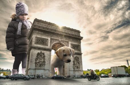 A kid playing around l'Arc de Triomphe